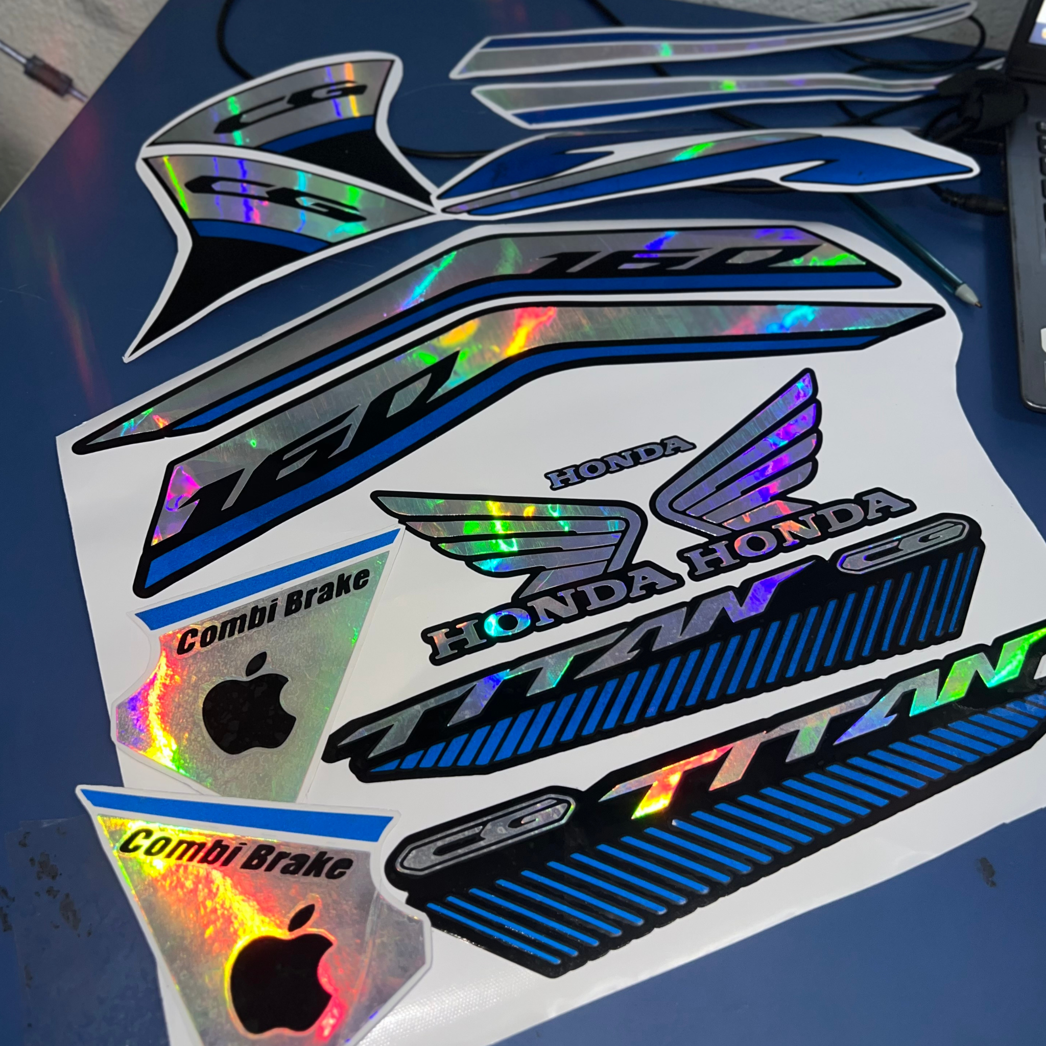 ⚠️ADESIVO TITAN ATÉ 2024 - HOLOGRÁFICO / AZUL REFLETIVO