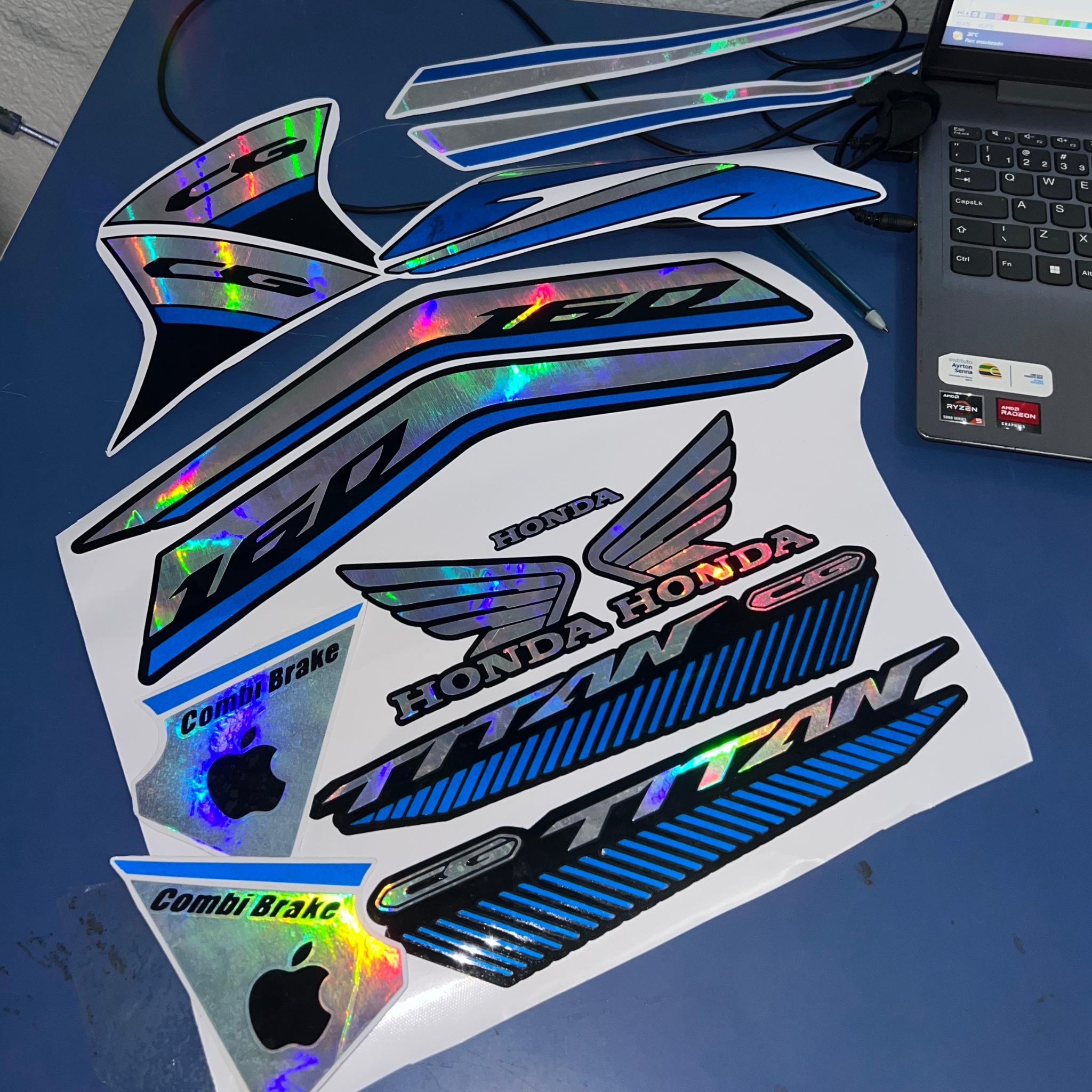 ⚠️ADESIVO TITAN ATÉ 2024 - HOLOGRÁFICO / AZUL REFLETIVO